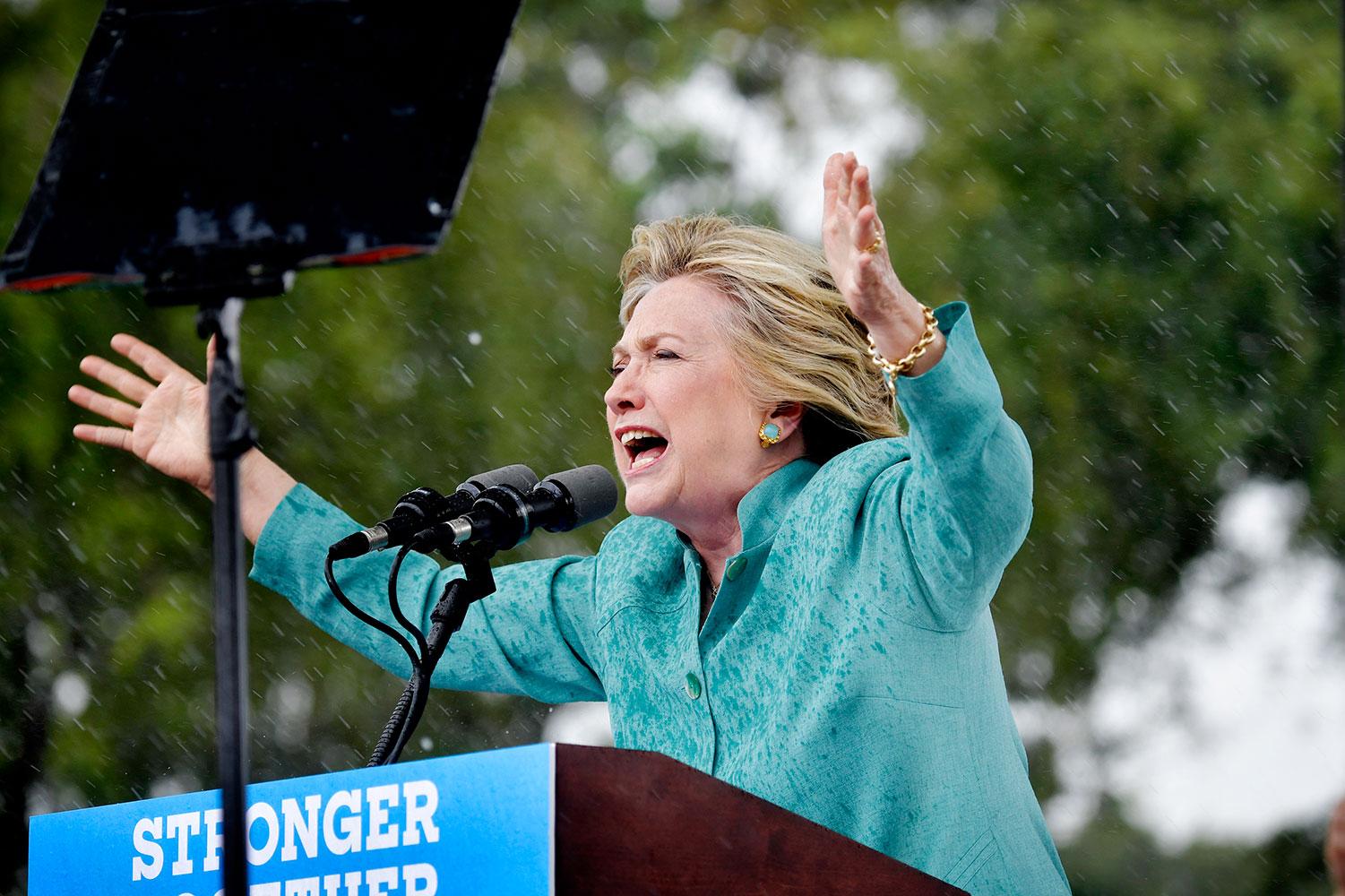 Regnet öste ner under Clintons tal.