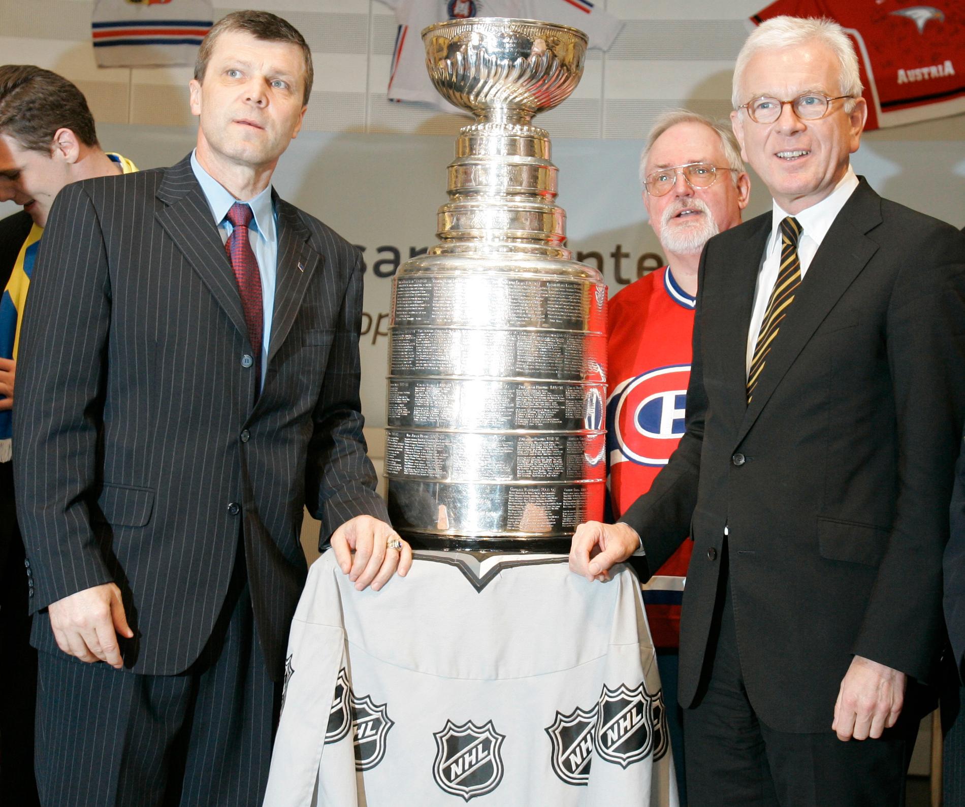 När förre ishockeystjärnan Peter Stastny (till vänster) satt i EU-parlamentet 2008 fick han posera med Stanley Cup-bucklan tillsammans med dåvarande talmannen Hans-Gert Pöttering. Arkivfoto.