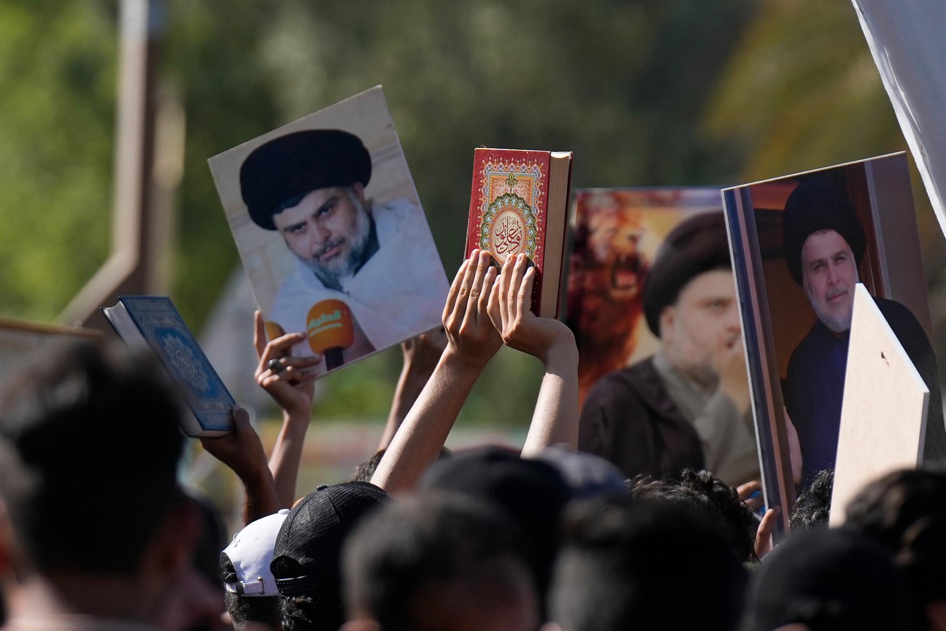 Anhängare till Muqtada al-Sadr protesterar framför Sveriges ambassad den 30 juni.