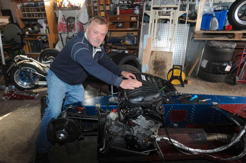 Leif Aurosell har byggt sin tävlingsmotorcykel själv hemma i bostaden.