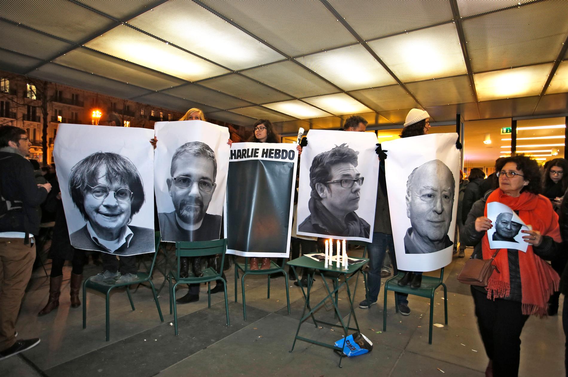 Bilder av de 4 döda tecknarna under onsdagskvällens manifestation.