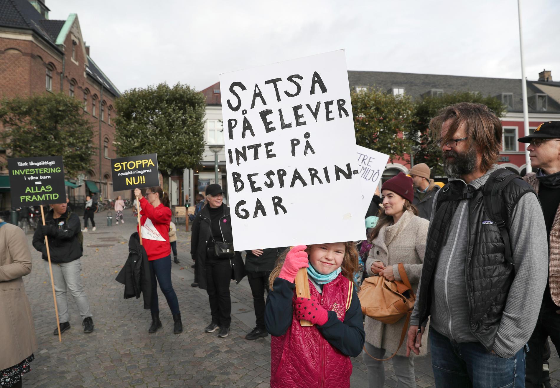 Axel Hilling och Emma Hilling protesterade på Stortorget i Lund mot nedskärningar i skolan.
