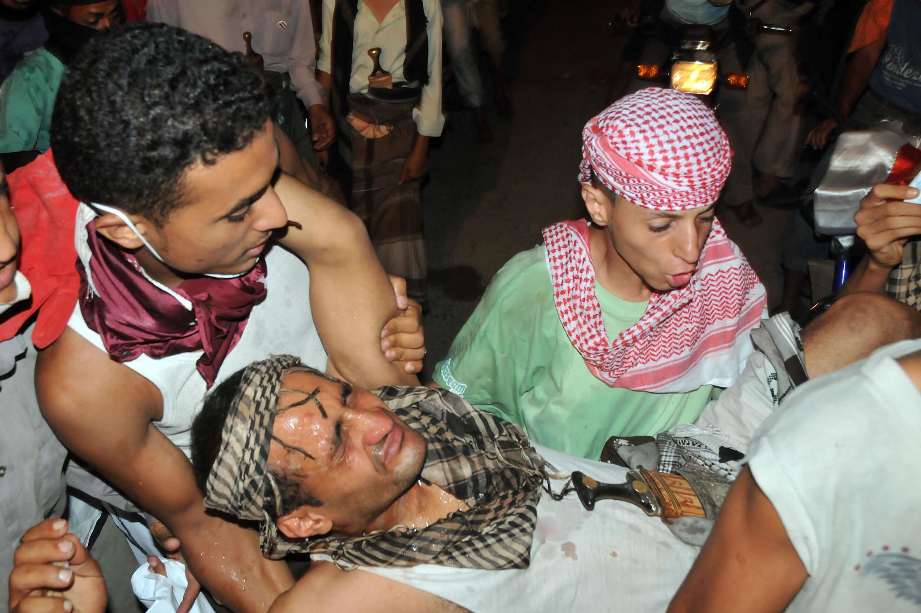 En skadad demonstrant bärs bort i Taiz, en av de städer där protesterna i Jemen först tog fart.