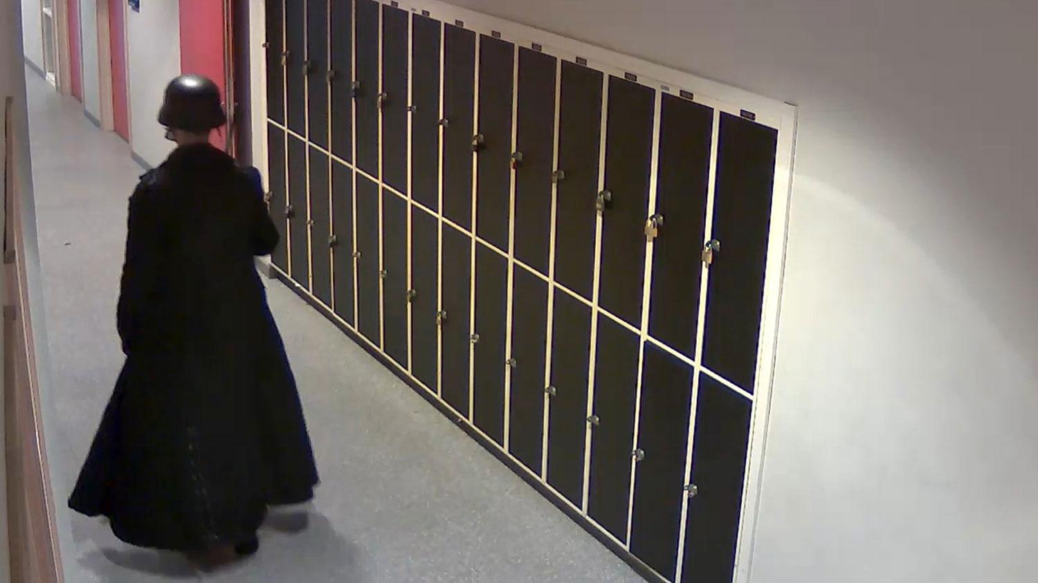 Övervakningsfilmen visar hur Anton Lundin Pettersson rör sig genom skolan Kronans korridorer.