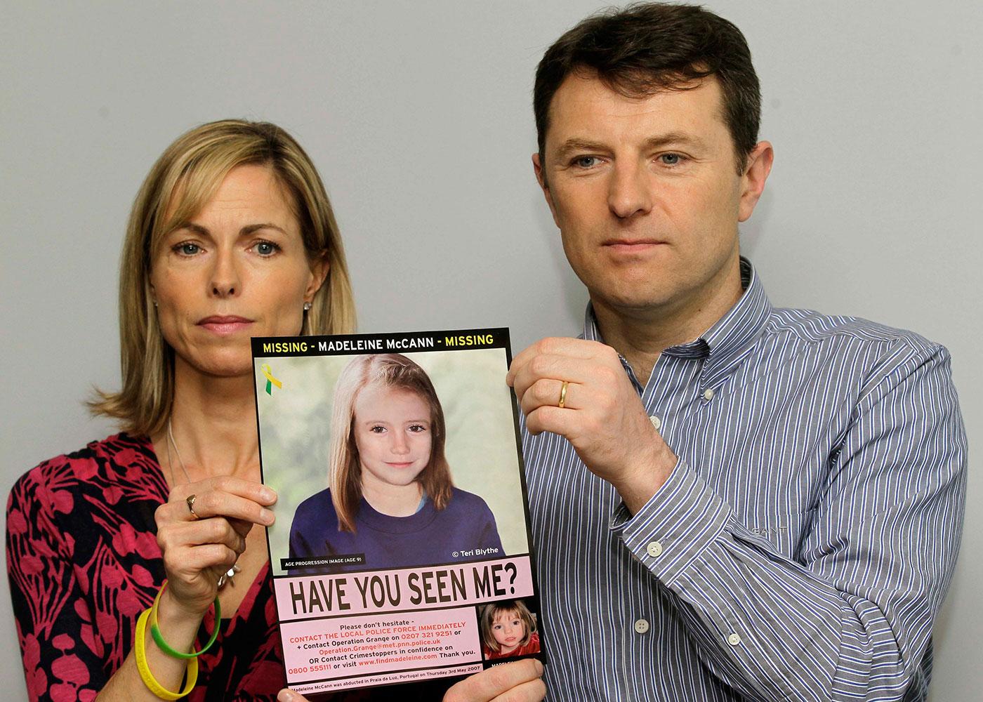 Kate och Gerry McCann håller upp en efterlysnings-affisch med en bild av hur dottern skulle kunna se ut i dag.