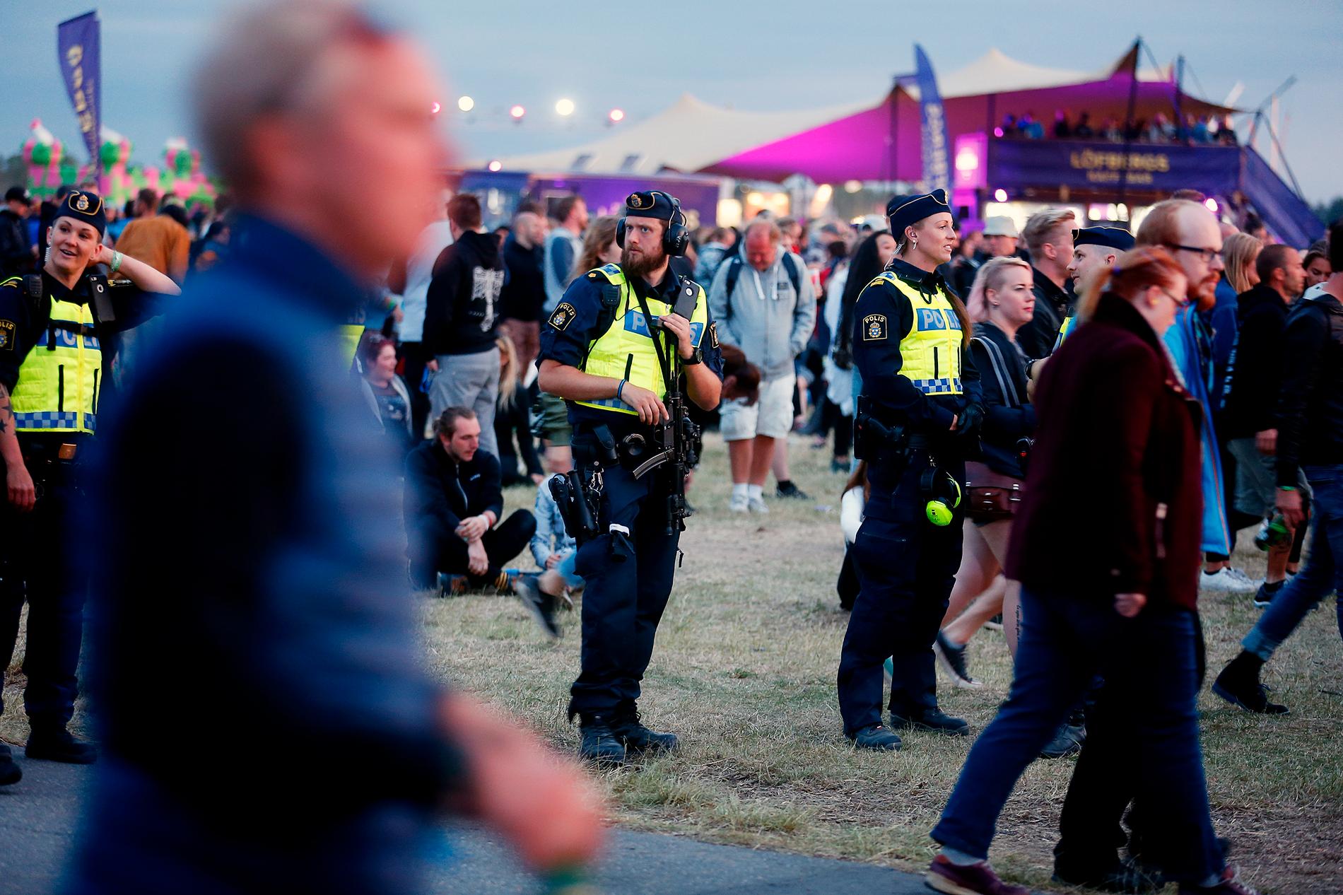 Poliser inne på festivalområdet.
