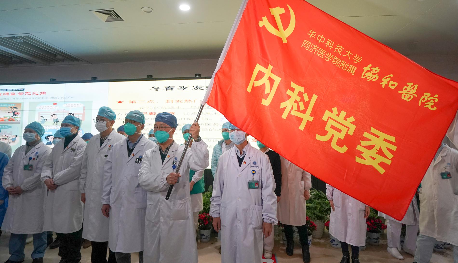 Anställda vid sjukhus och universitet i Wuhan i Kina samlas för att bilda en gemensam front mot coronavirusutbrottet.