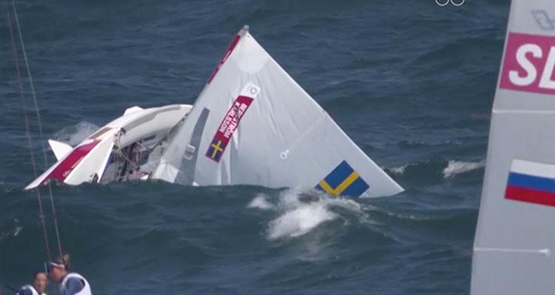 Olivia Bergström och Lovisa Karlssons båt kantrade.