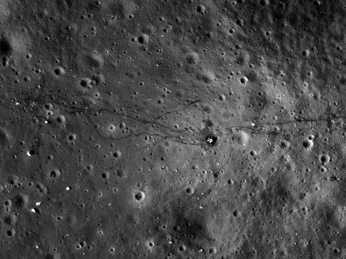 ETT LITET HJULSPÅR FÖR MÄNNISKAN Spåren på månen visar hur månbilen kört fram och tillbaka mellan nedslagsplatsen och annan utrustning som lämnats kvar.