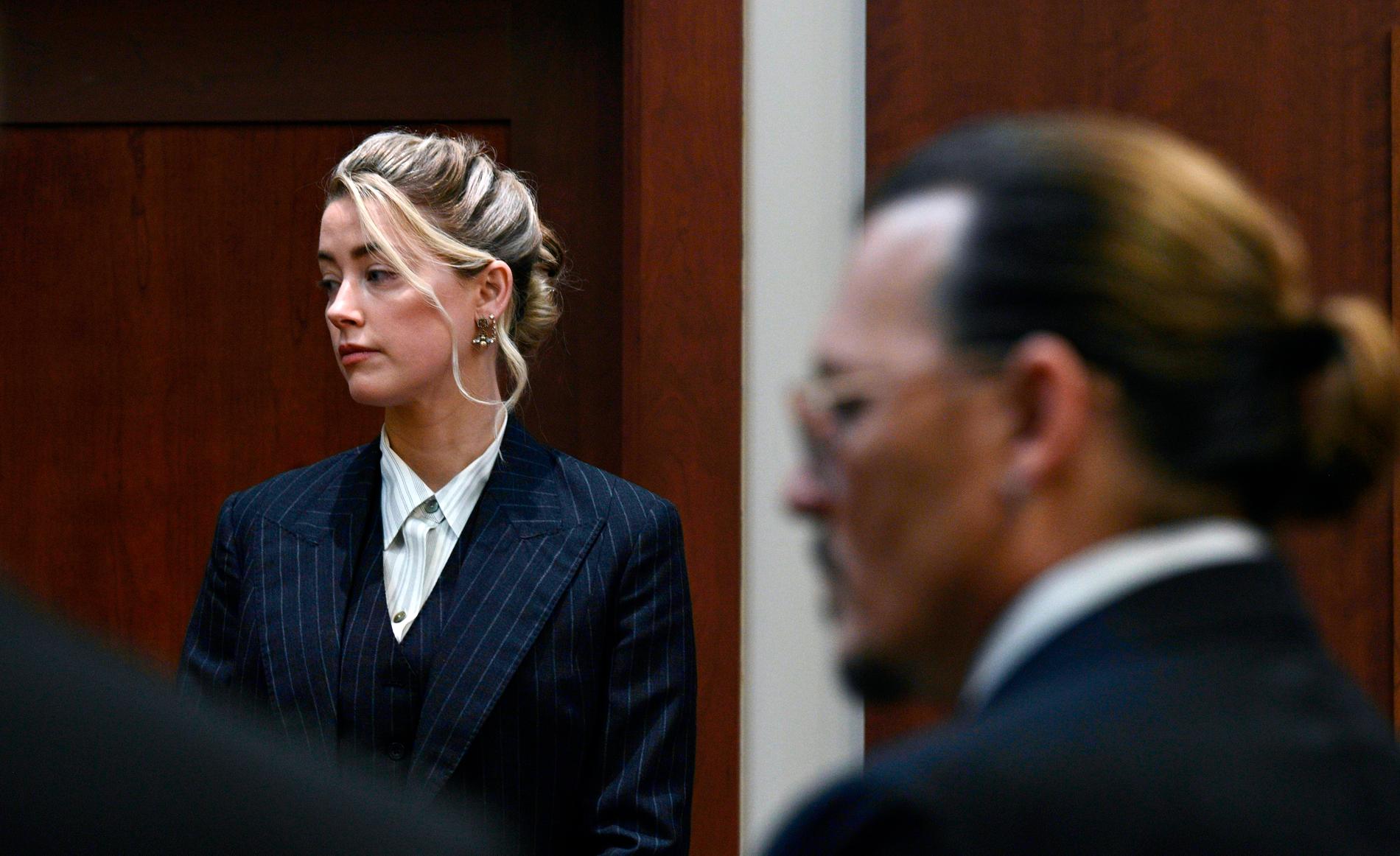 Skådepselarna Amber Heard och Johnny Depp i domstolen i Virginia i maj 2022. Mycket av materialet från den direktsända rättegången förekommer i dokumentären. Arkivbild.