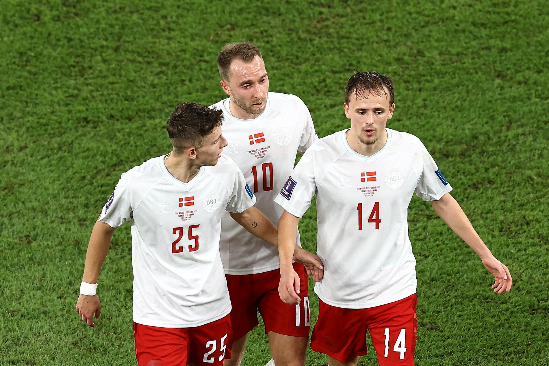 Danmark måste slå Australien och är beroende av resultatet i Tunisien-Frankrike för att gå vidare i fotbolls-VM