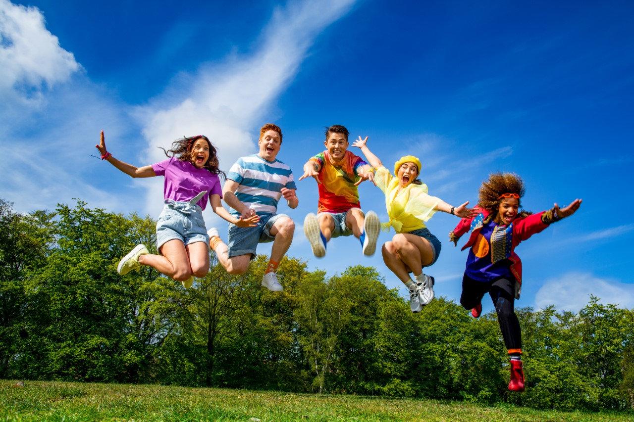 Gänget i "Sommarlov" lockade i somras rekordmånga tittare, med lite draghjälp av Sommarskuggan och Vinterskuggan. Nu avslöjar SVT att skuggorna kommer att få en ny kompis. Pressbild.