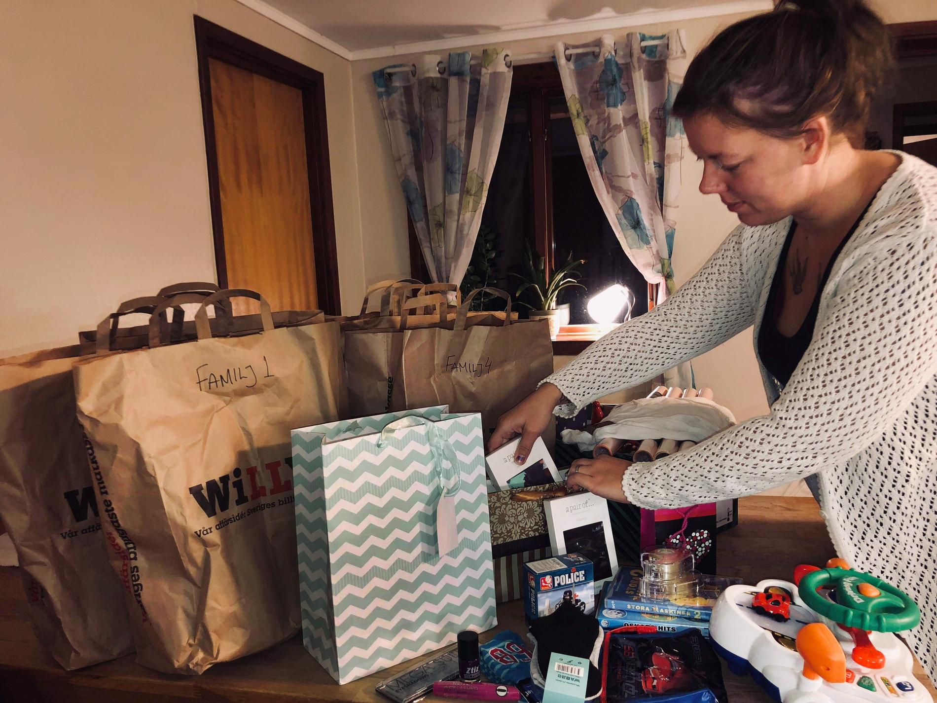 Jenny Palmhäll som driver Julhjälpen i Norrköping på Facebook har fullt upp. Hon har redan börjat packa kassar som behövande familjer ska få inför jul.