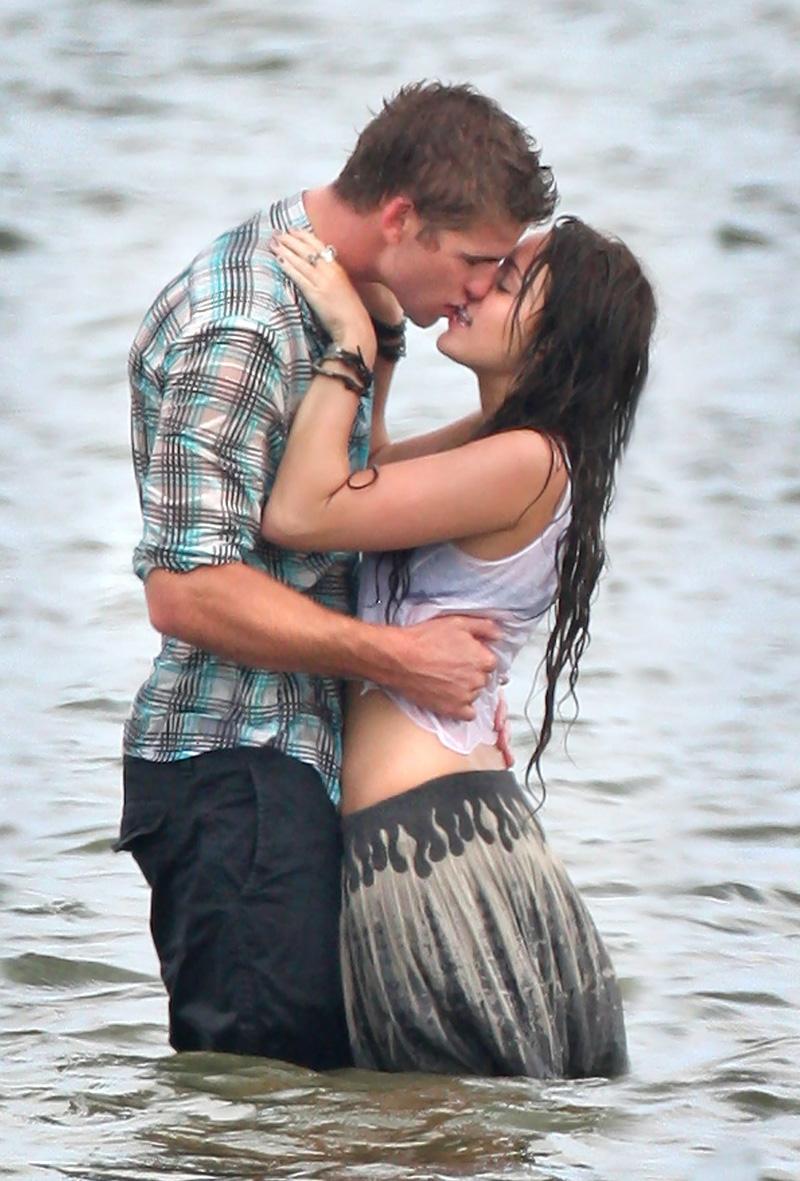 Blött värre Miley Cyrus kysser motspelaren Liam Hemsworth under inspelningen av filmen "The last song" i Savannah.