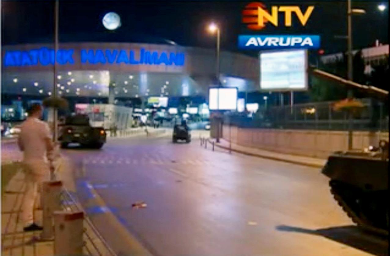 Militärfordon har spärrat av Ataturkflygplatsen i Istanbul.
