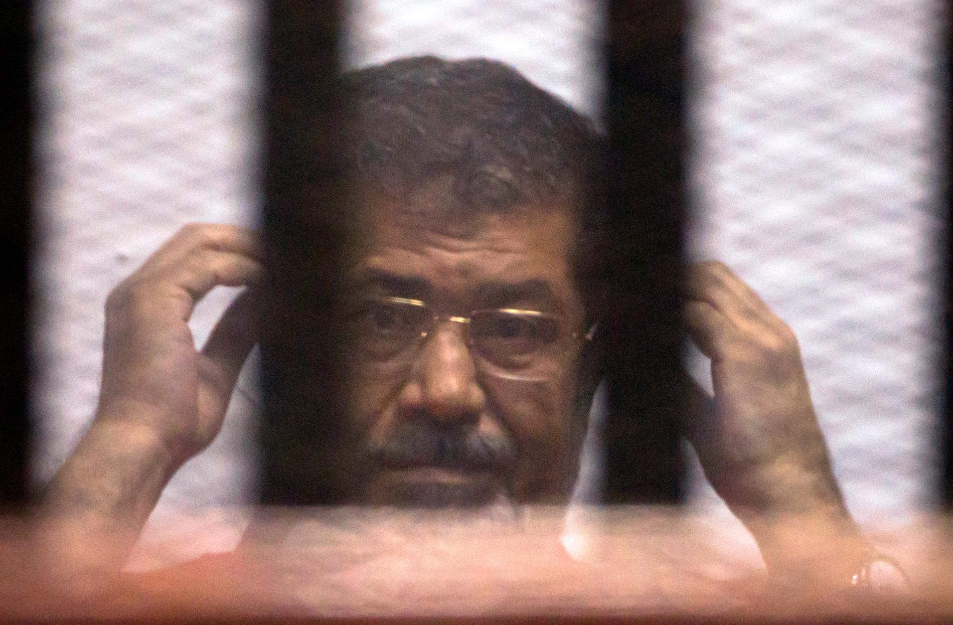 Muhammad Mursi får sin dom efter en av de rättegångar där han stod åtalad. Bilden togs i juni 2016.