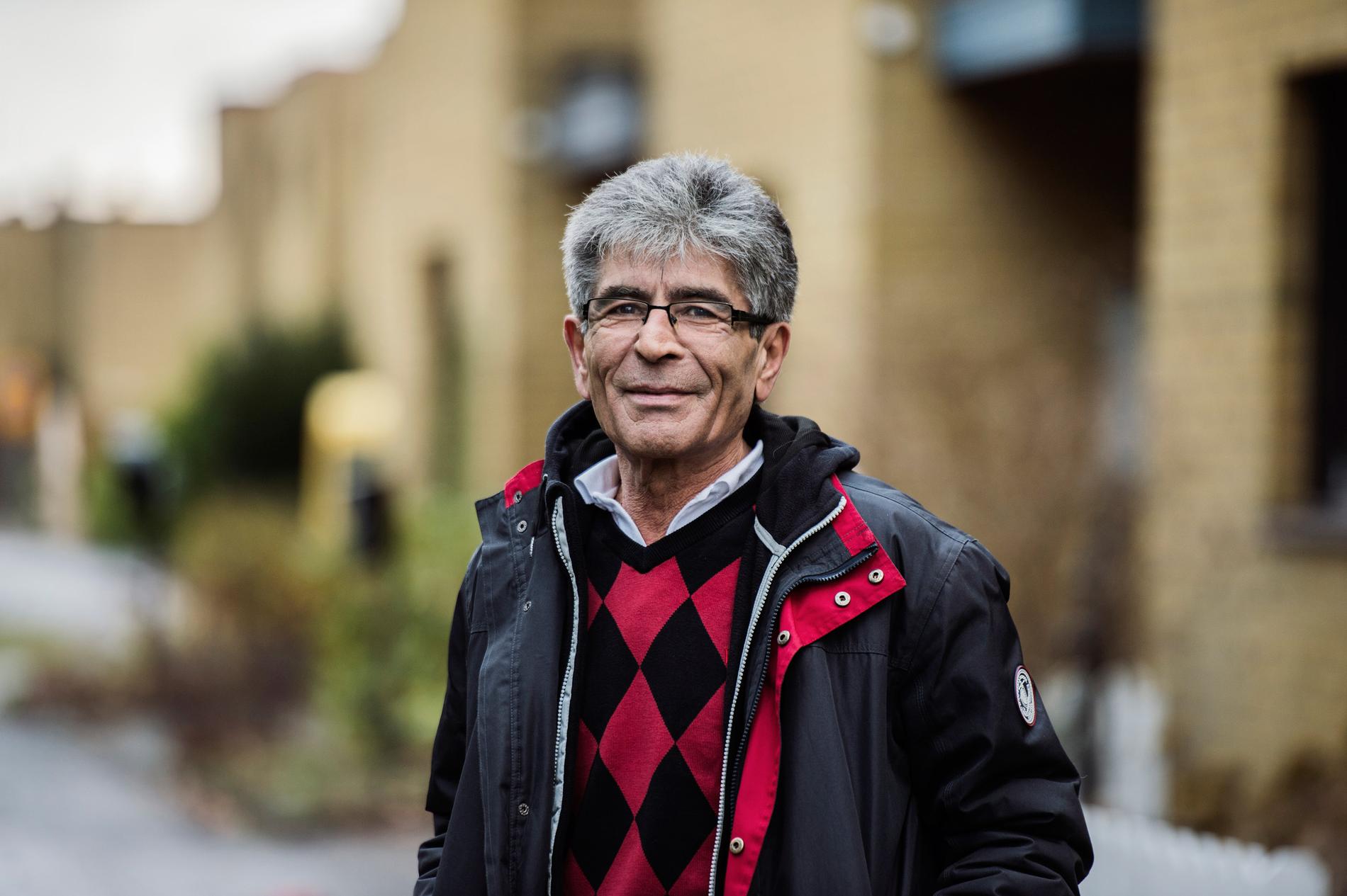 På grund av sin förmåga att alltid se möjligheter – särskilt när det kommer till de äldre på Västerviks särskilda boenden – utses Dimitrios ”Tackis” Sahpekidis, 64, till Svenska Hjältars Vårdhjälte 2015.