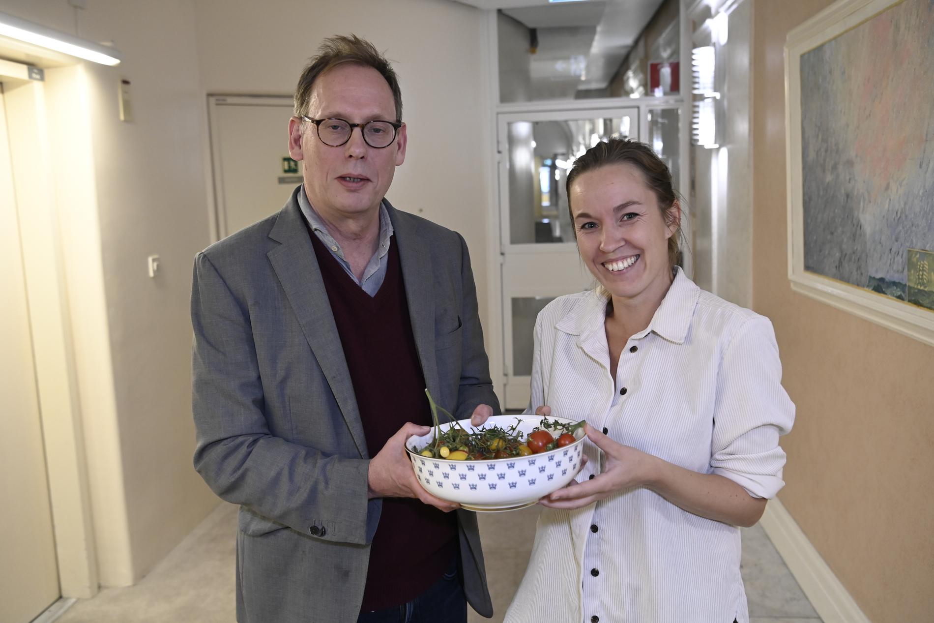 Aftonbladets Oisín Cantwell och Ebba Thornéus fick provsmaka talmannens tomater.