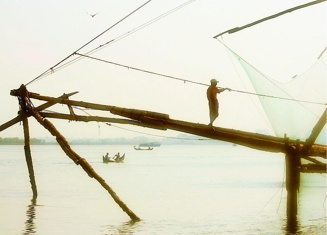 I Kuchin slänger fiskarna vant ut sina nät i vattnet.