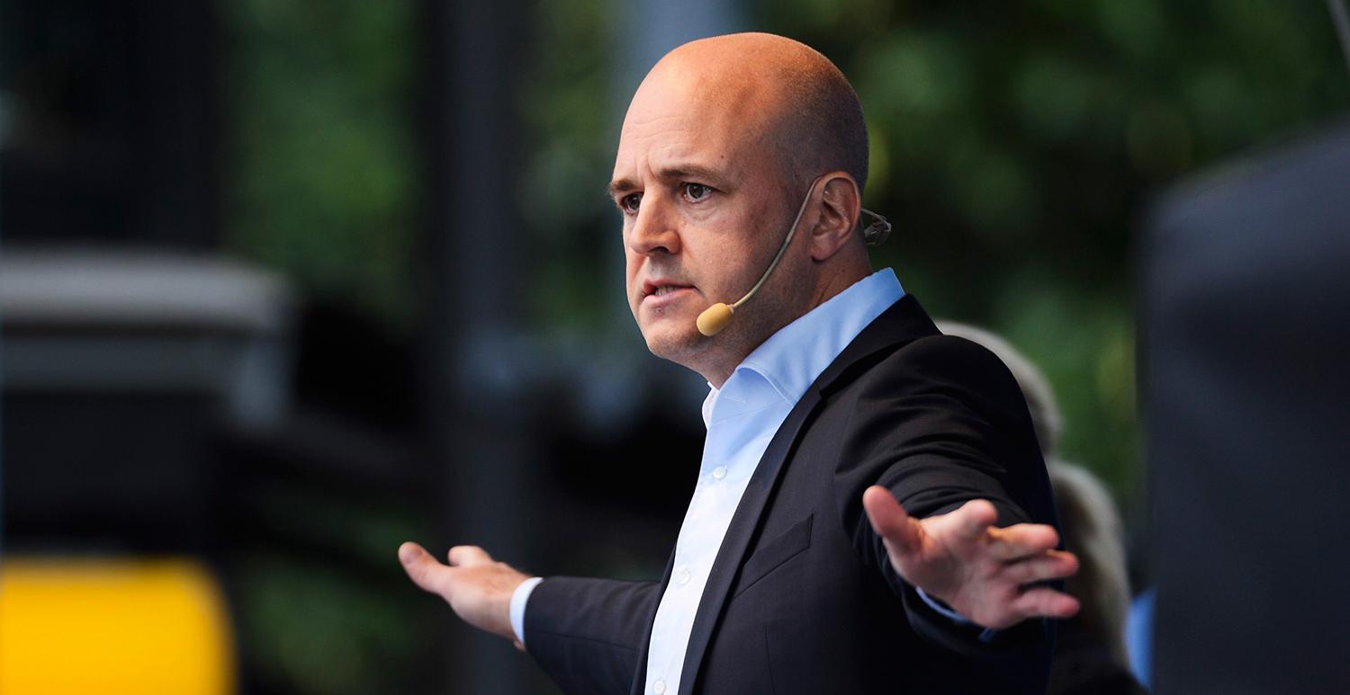 Fredrik Reinfeldt inledde valrörelsen 2014 med att vädja till svenska folket att ha tålamod med den stora flyktingström som då väntades till Sverige. I ett uppmärksammat tal bad han folk att ”öppna sina hjärtan” – ord han i efterhand fått kraftig kritik för.