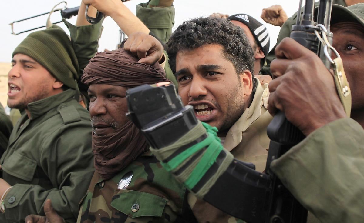 Gaddafis soldater visar sitt stöd för regimen nära staden Ajdabiyah.