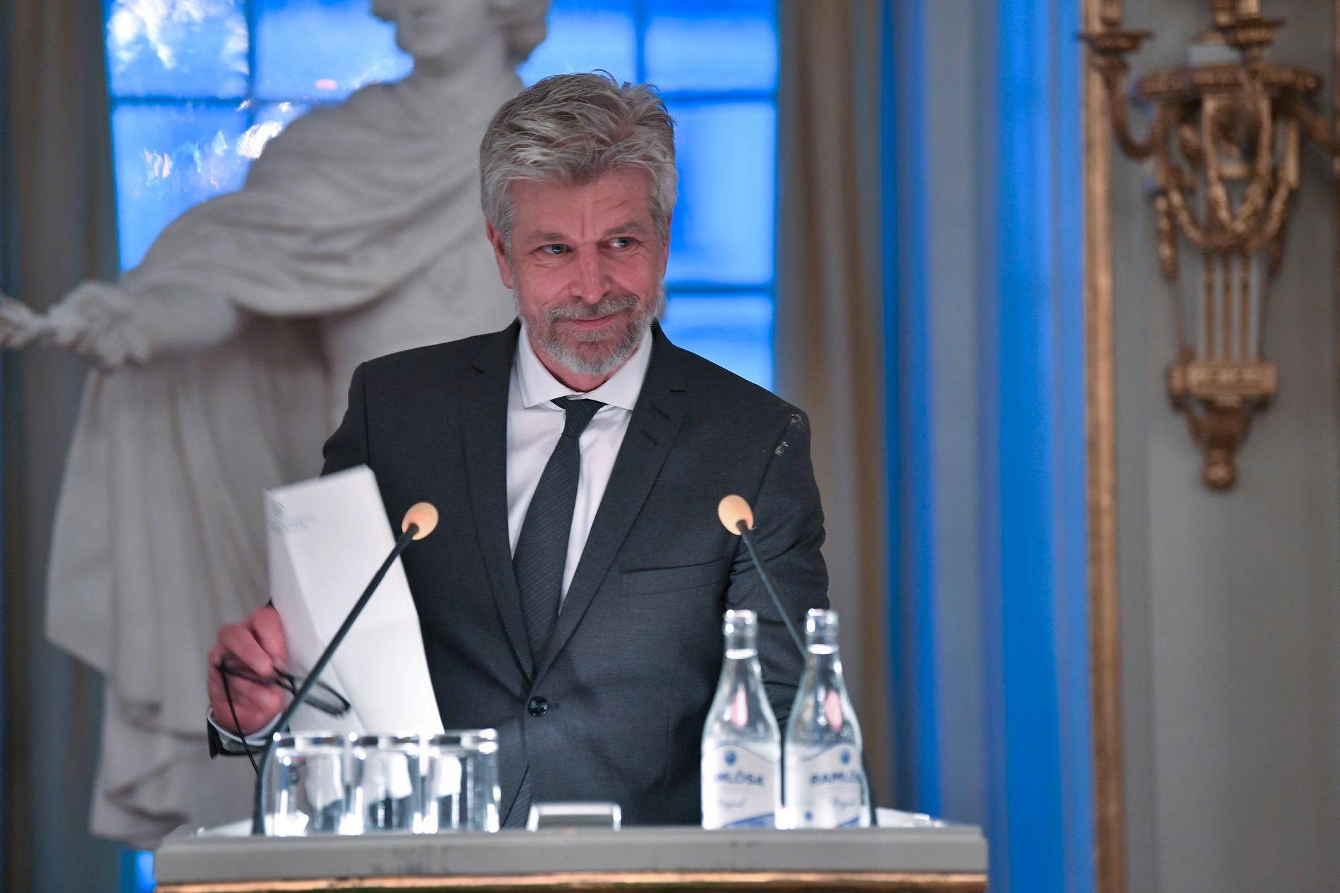 Svenska Akademien delar ut sitt nordiska pris till den norska författaren Karl Ove Knausgård vid en ceremoni i börssalen.