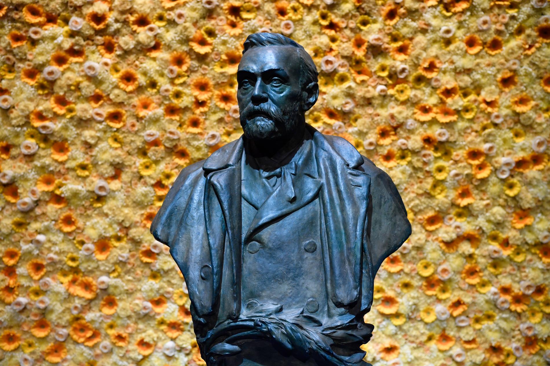 En byst av Alfred Nobel på scenen i Konserthuset i Stockholm där årets Nobelpris delas ut.
