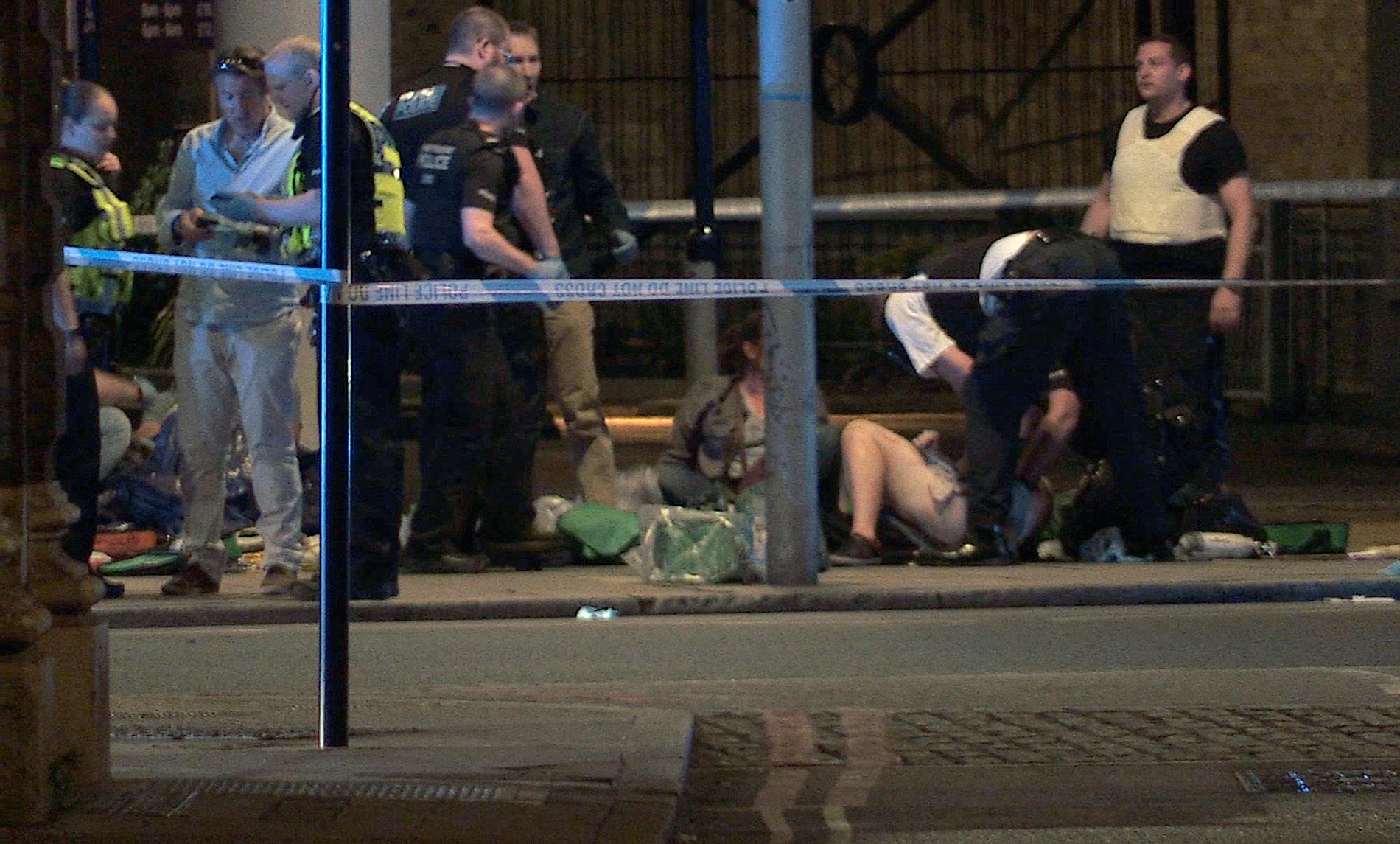 skadade behandlas vid Thrale Street nära London Bridge efter terrorattacken.  
