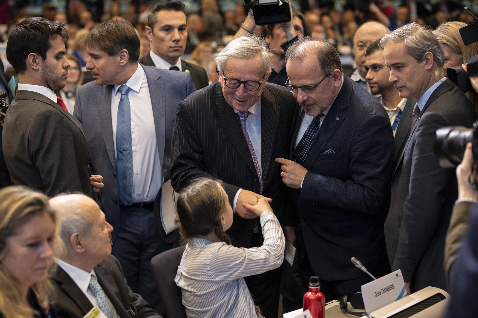 Greta Thunberg skakar hand med Europeiska kommissionens ordförande Jean-Claude Juncker. 