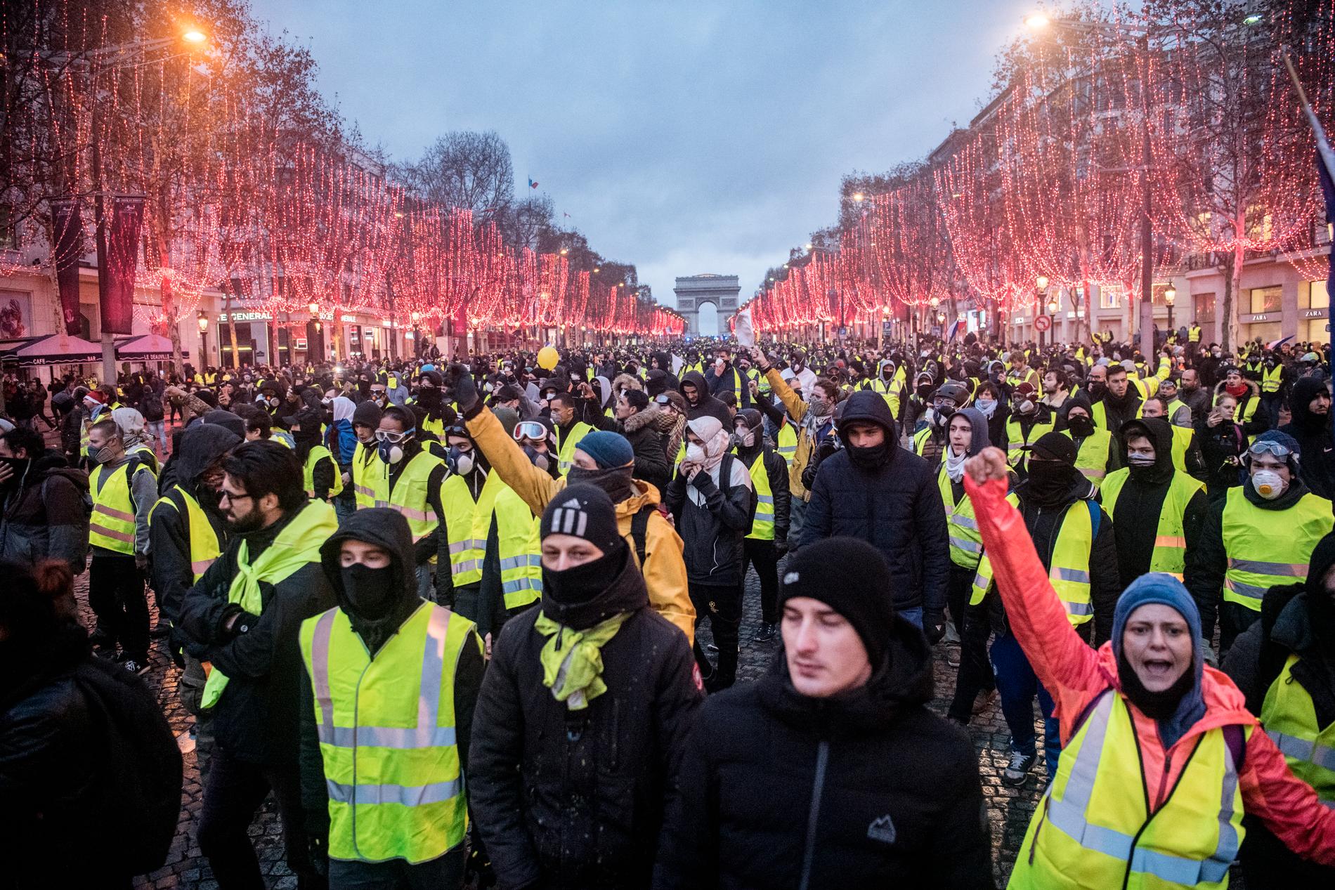 Protesterna har sedan vuxit till att omfatta ett mer allmänt missnöje mot den franske presidenten Emmanuel Macron och hans politik.
