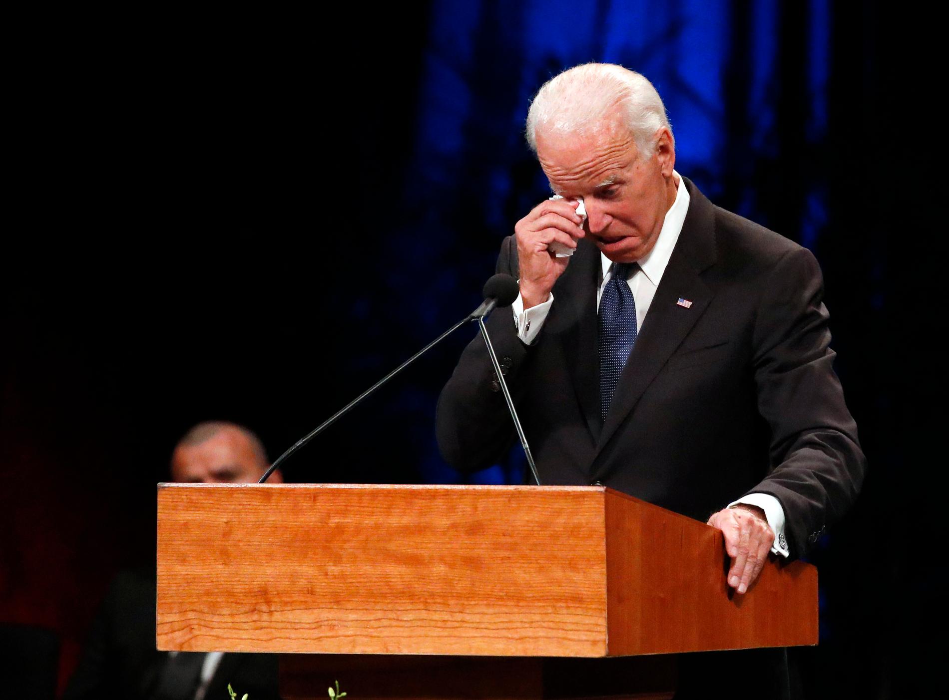 Förre vicepresidenten Joe Biden under sitt tal till John McCain.