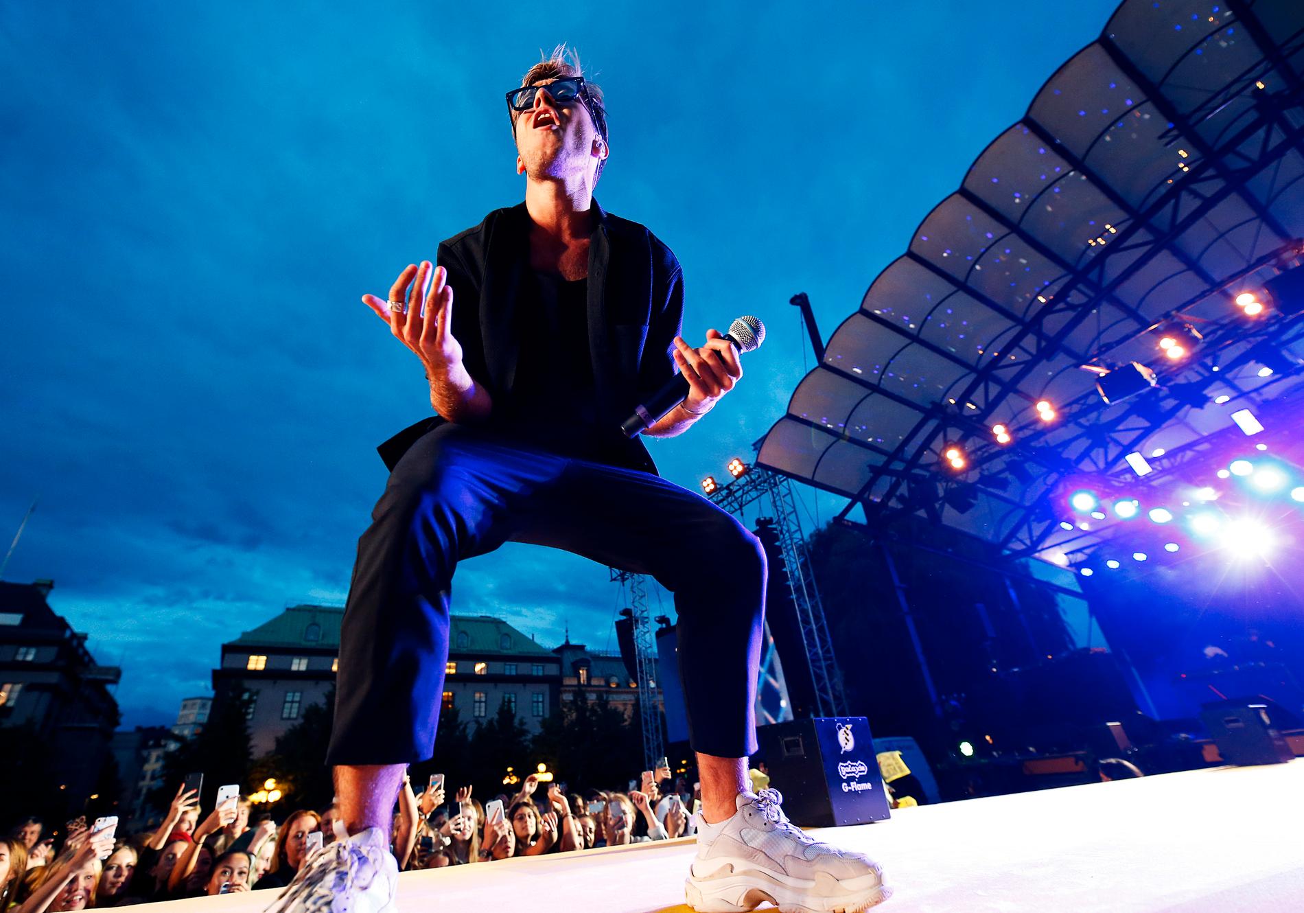 Benjamin Ingrosso uppträder framför hängivna fans på Rockbjörnen i Stockholm i somras.
