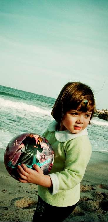 Yvette, 3 år, bollar på badstranden Golden Sands en bit från Baltjik.
