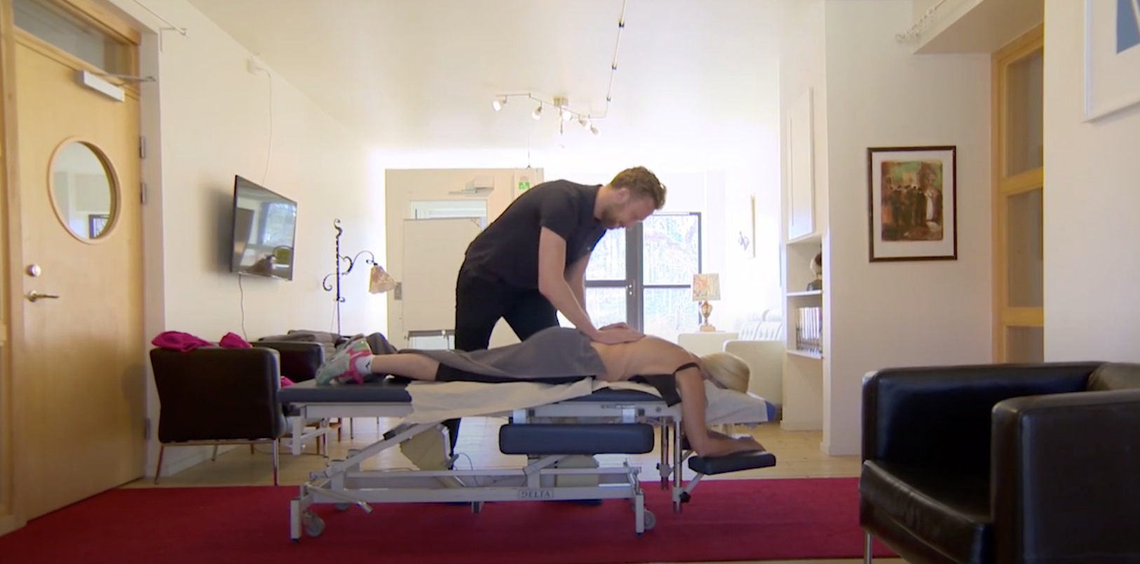 Gunilla Persson får massage.