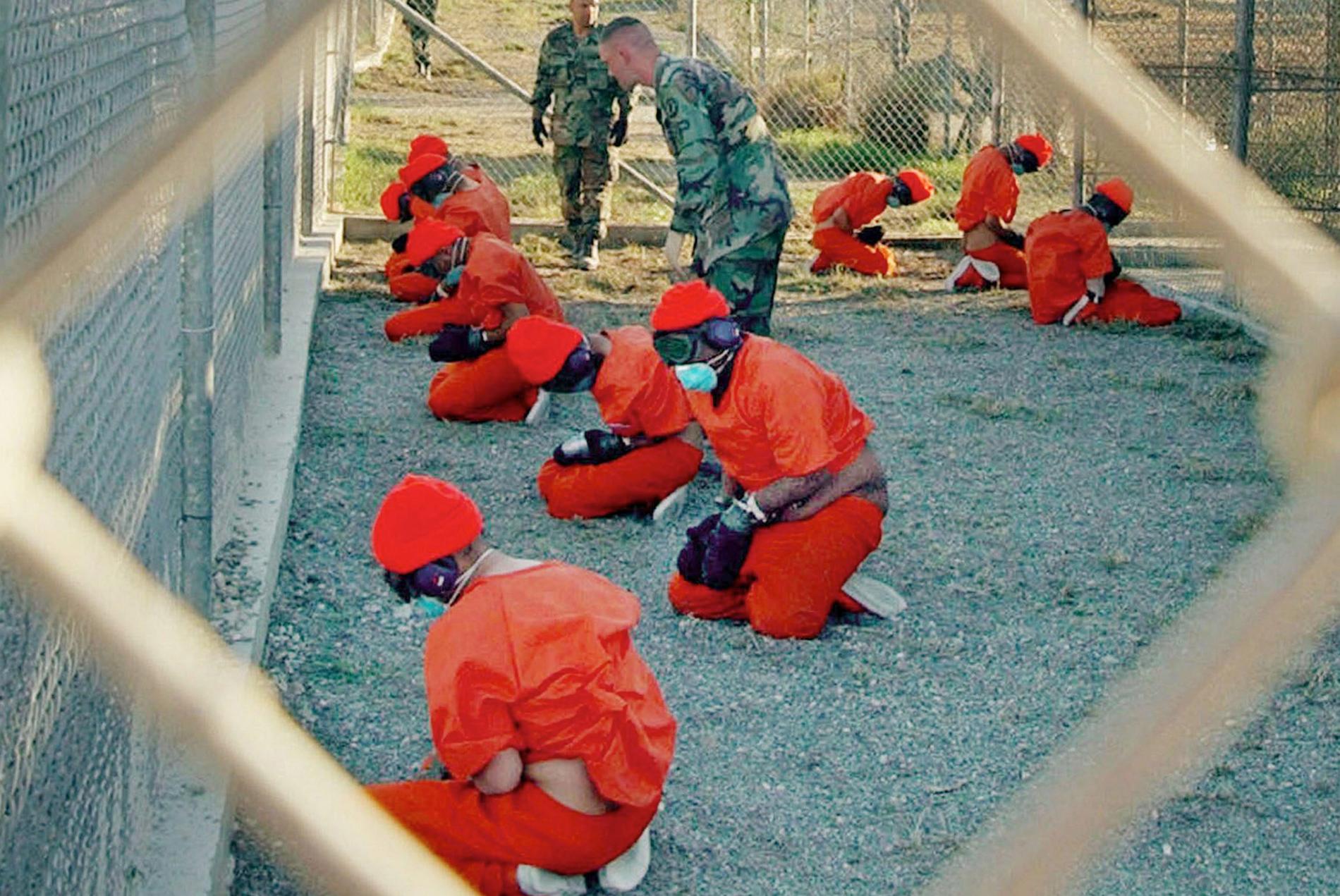 Fångarna är inspärrade på Guantánamo. Foto: AP/TT.