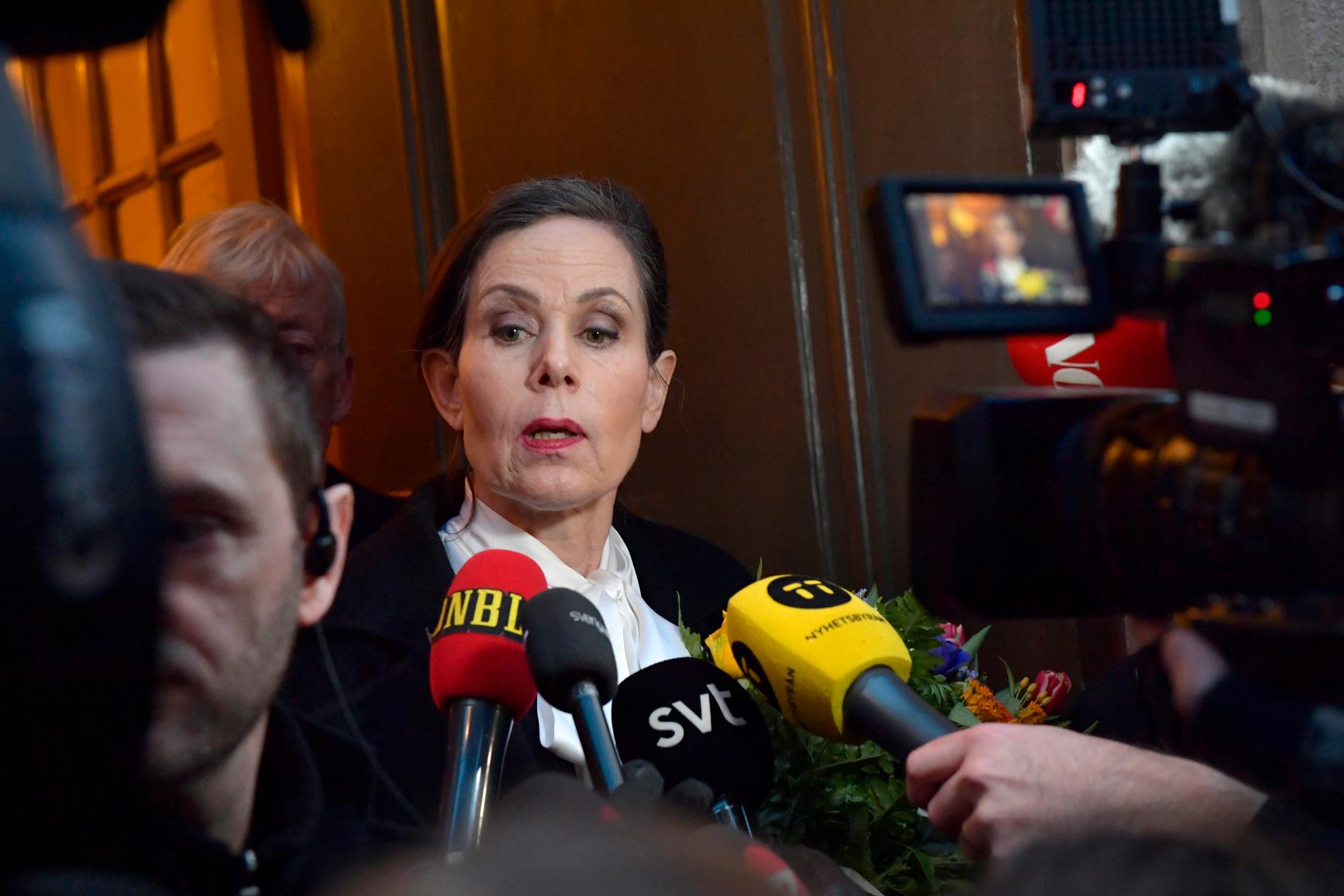 Sara Danius lämnar Börshuset i Gamla stan tillsammans efter Svenska Akademiens sammanträde på torsdagen.