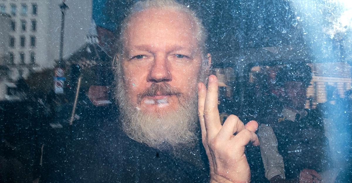 Julian Assange när han fördes till domstolen i London i april 2019.