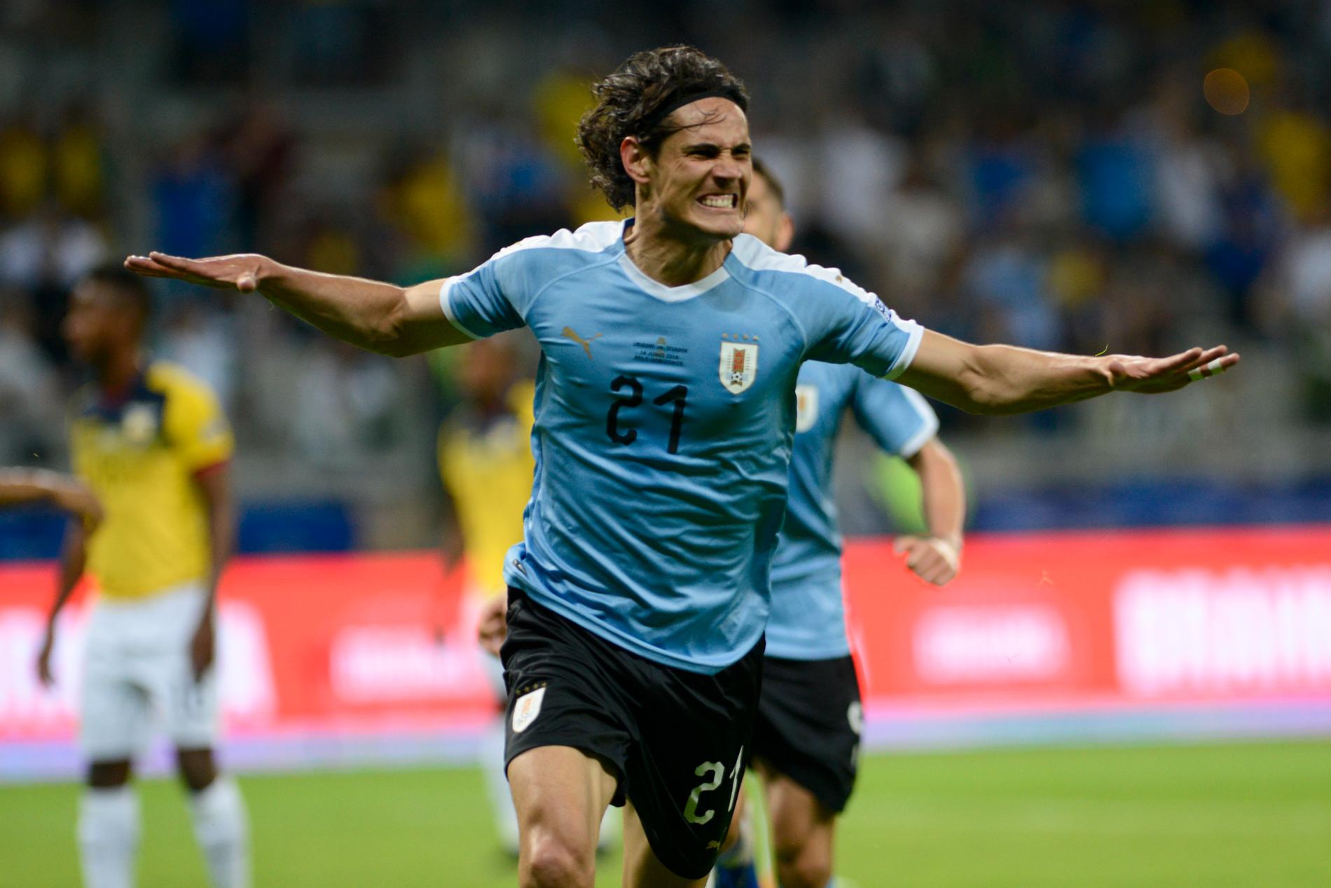Uruguays Edinson Cavani firar sitt mål till 2–0 mot Ecuador.