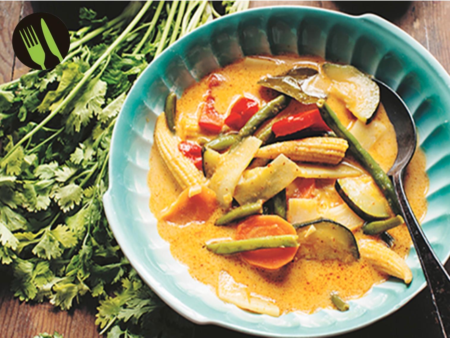 Kaeng phet – röd currygryta med grönsaker.