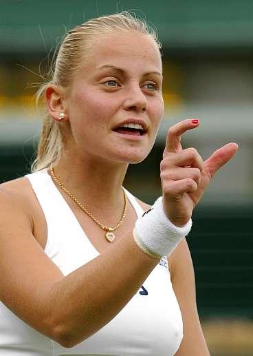 SKRÄCKDAG FÖR SKROCKFULL Jelena Dokic, ritualernas okränta drottning, hade en mardrömsdag i Wimbledon och försvann ut ur turneringen - trots att hon i vanlig ordning genomförde sina skrockfulla saker på banan.