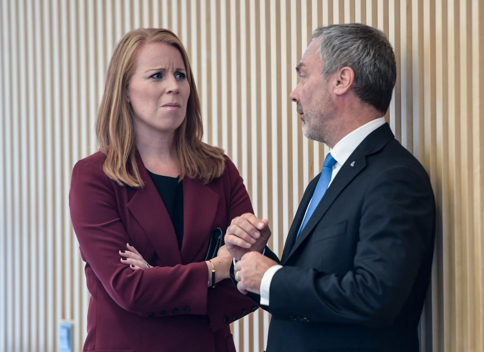 Trycket ökar infrån på både C-ledaren Annie Lööf och L-ledaren Jan Björklund på att de ska godkänna M-ledaren Ulf Kristersson som statsminister.