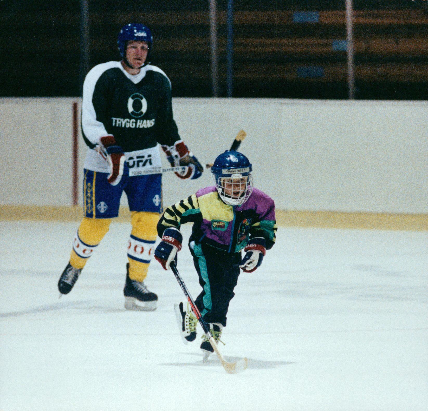 Alex Steen med pappa Thomas under en träning med Tre Kronor. 
