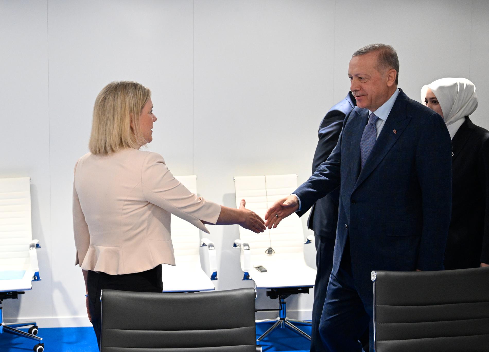 Sveriges statsminister Magdalena Andersson och Turkiets president Recep Tayyip Erdogan efter samtalen om Sveriges och Finlands Natoansökan inför Natoländernas stora toppmöte.