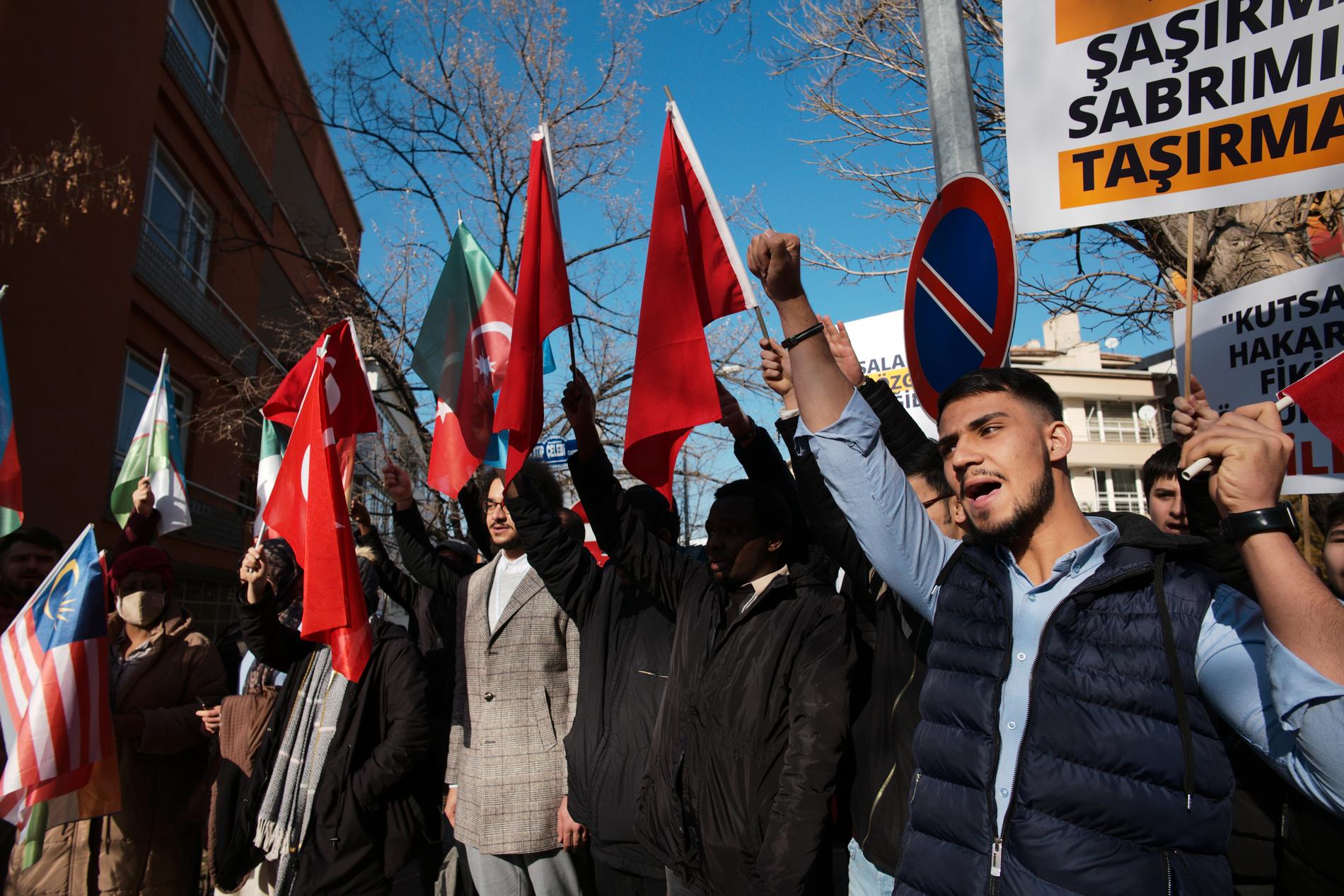 Protester utanför Sveriges ambassad i Ankara, Turkiet. 
