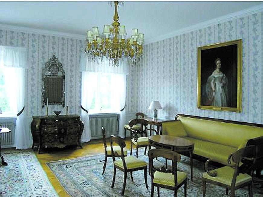 Före detta salong och sängkammare för prinsessan Sofia Wilhelmina på Gustav IV Adolfs tid. Porträttet över soffan föreställer hennes lillasyster, prinsessan Cecilia. Salongen används som förmak av de gäster som övernattar i den intilliggande sängkammaren.
