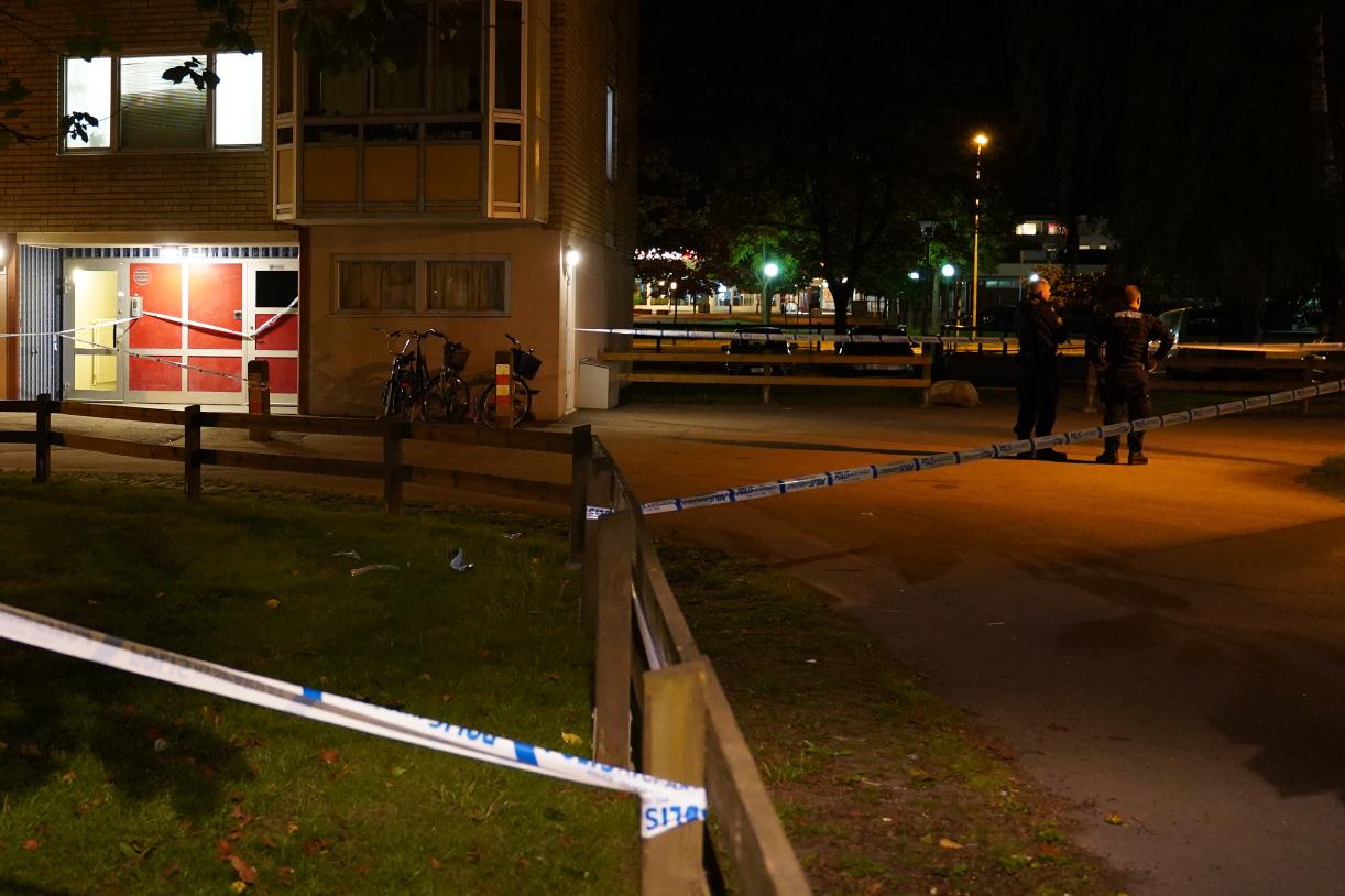 En polis blev knivhuggen i samband med en kontroll av en person i Växjö.