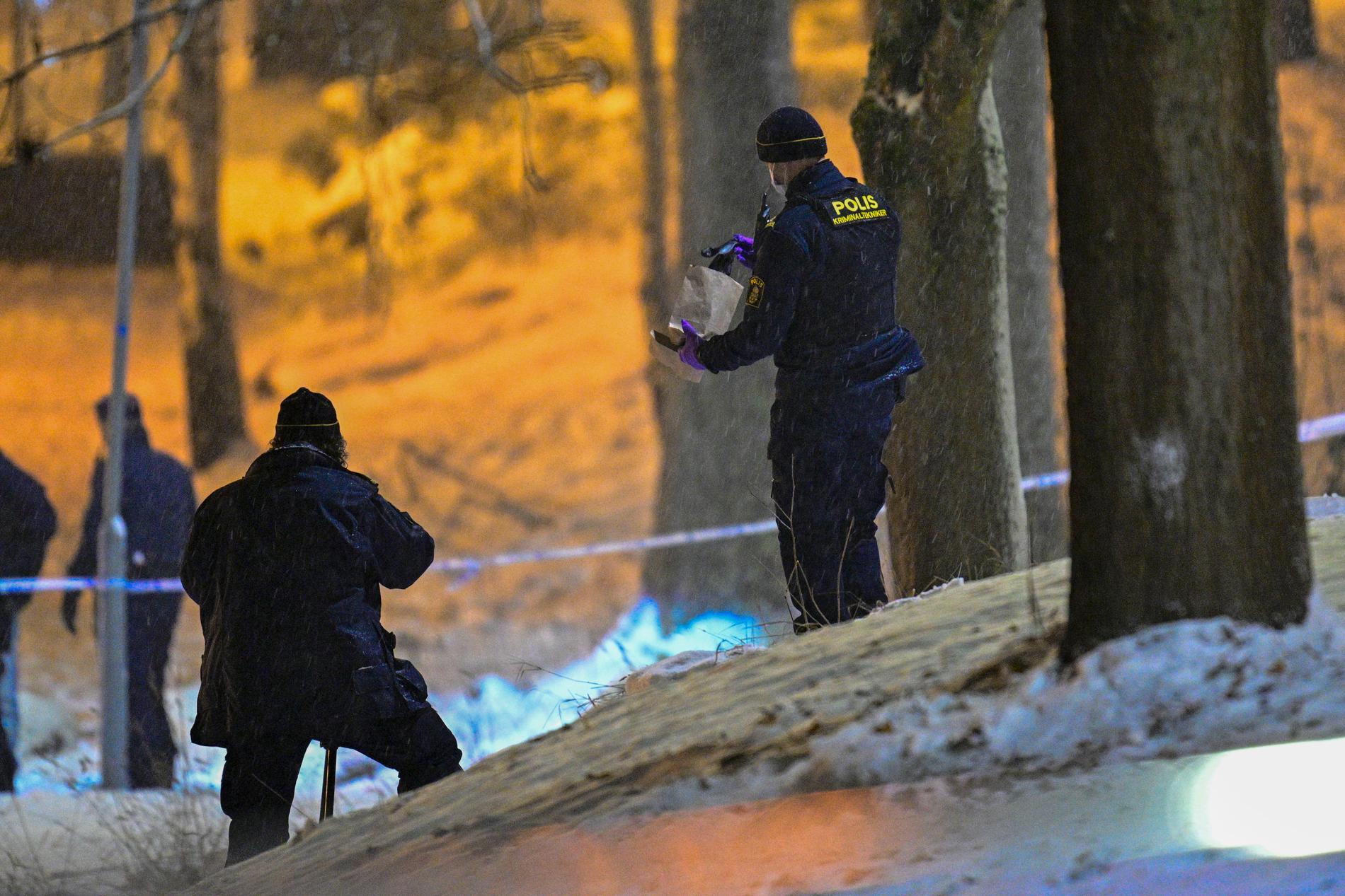 Polisens tekniker arbetar på plats i Hovsjö efter lördagens skottlossning i Södertälje.