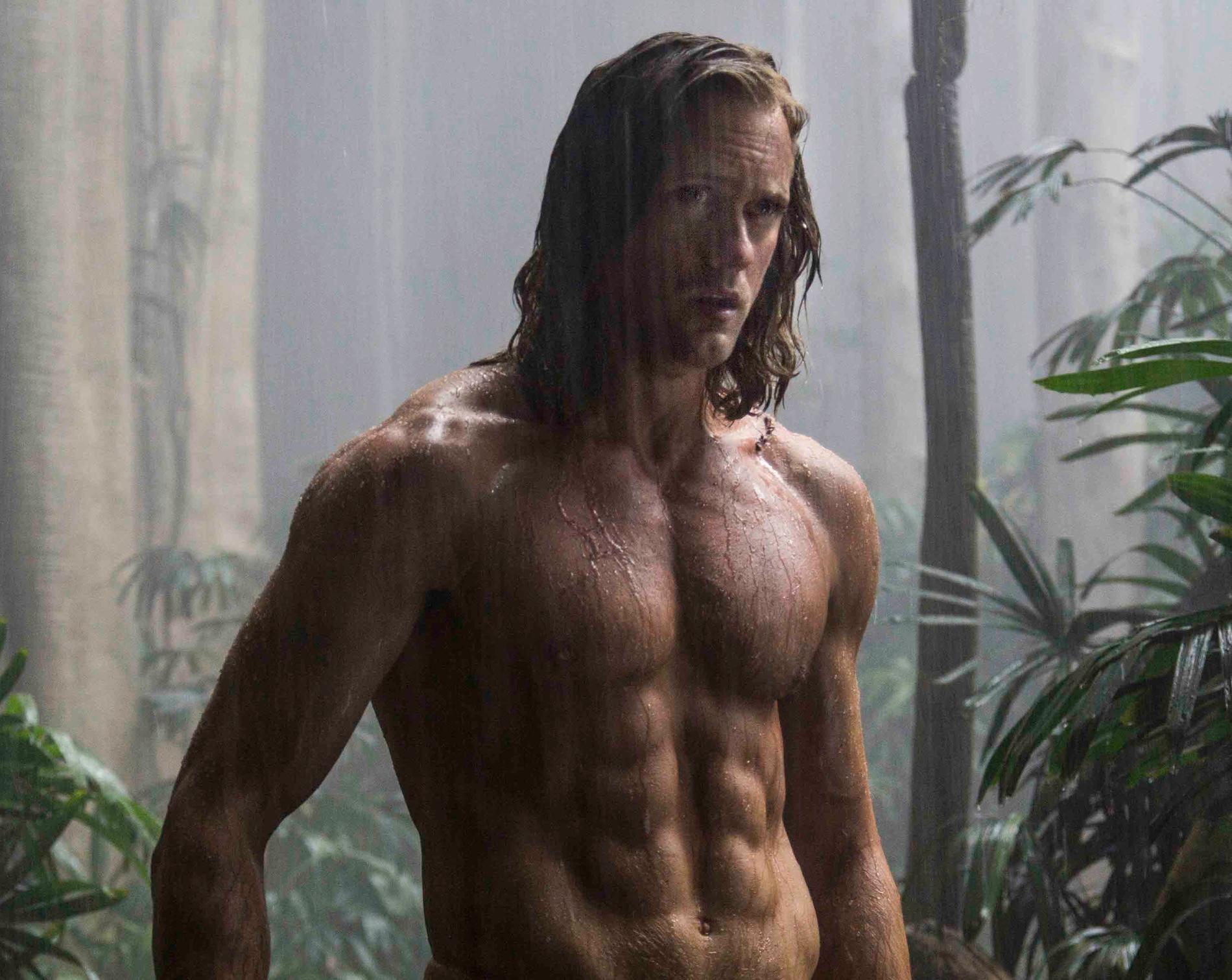 Brorsan Alexander Skarsgård kontrar med den så kallade Tarzan-kroppen.