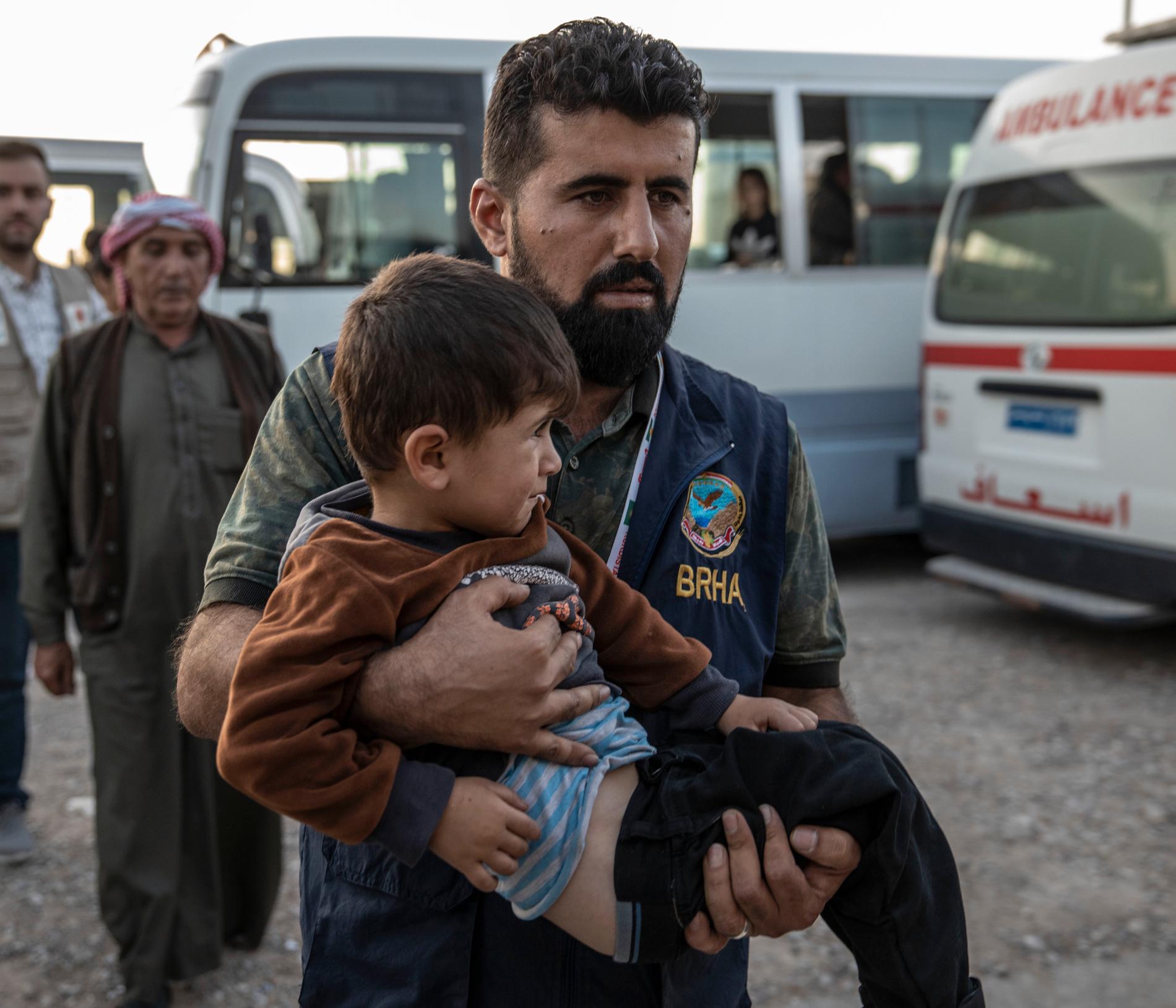 Flyktingar från Rojava i Syrien anländer till flyktinglägret i Kurdistan.