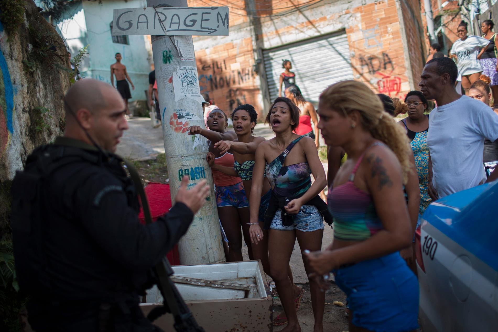 Specialpolisen (BOPE) och upprörda invånare i Sao Carlos slummen i Rio de Janeiro efter att kropparna av två unga män hittats.
